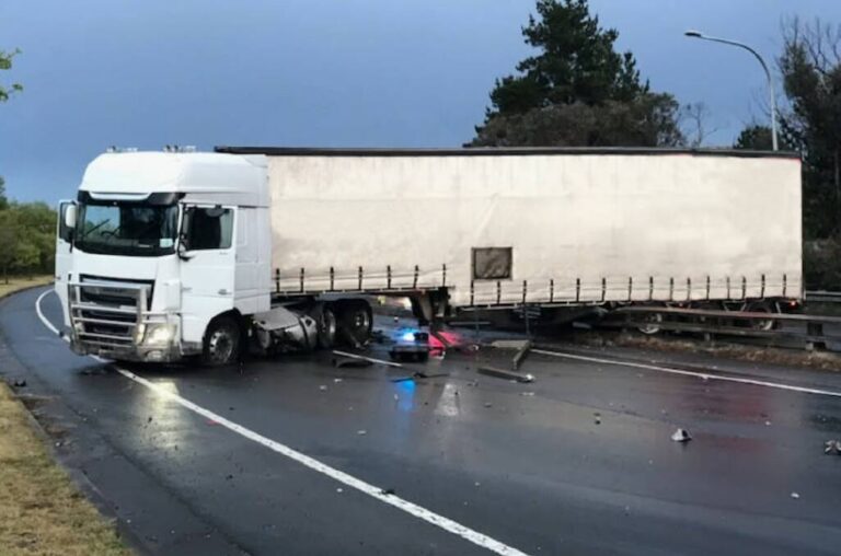 truck-crash-closes-great-western-highway-major-delays-reported