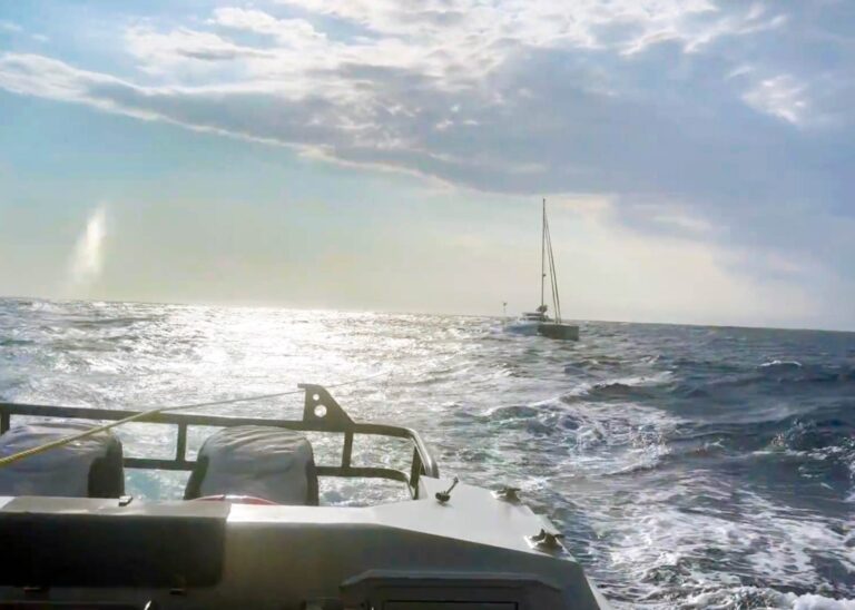 urgent-rescue-sailors-saved-40-km-offshore-by-volunteers