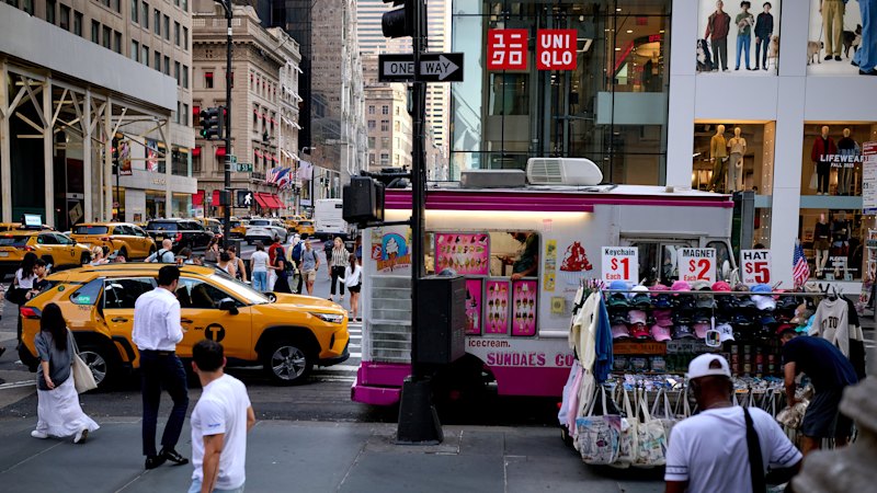 us-private-sector-faces-largest-job-loss-in-two-and-a-half-years