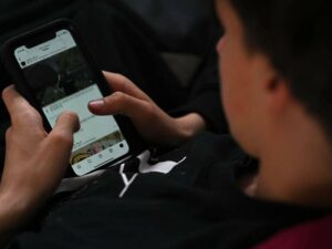 victorian-schools-set-screen-time-limit-amid-device-funding-concerns