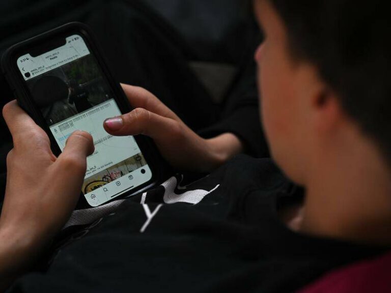 victorian-schools-set-screen-time-limit-amid-device-funding-concerns