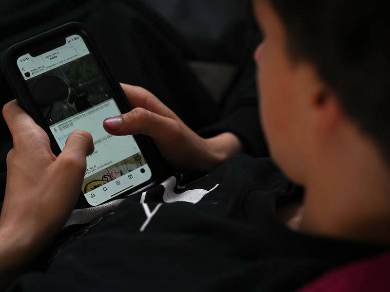 victorian-schools-set-screen-time-limit-amid-device-funding-concerns