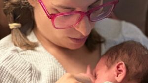 women-seek-support-amidst-exhaustion-of-modern-motherhood