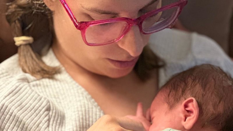 women-seek-support-amidst-exhaustion-of-modern-motherhood