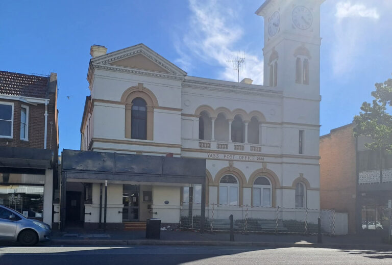 australia-post-executives-earn-6-8m-in-bonuses-amid-cuts