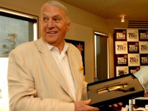 australian-radio-legend-john-laws-dies-at-90-tributes-pour-in