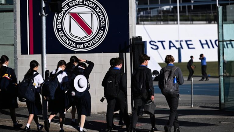 brisbane-parents-demand-playing-fields-not-towers-on-visy-site