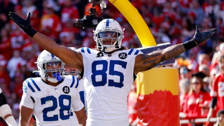 colts-daniel-jones-vows-to-play-despite-fibula-injury