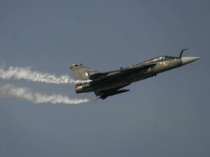 combat-plane-crashes-during-demonstration-at-dubai-air-show