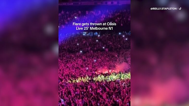 flares-erupt-at-oasis-concert-in-melbourne-crowd-panics