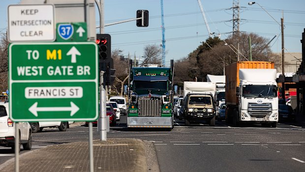 government-confirms-truck-curfew-on-williamstown-road-as-tunnel-opens