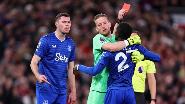 idrissa-gueye-sent-off-after-slapping-teammate-in-man-utd-clash