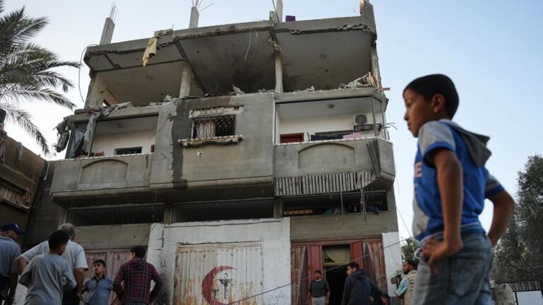 israeli-air-strikes-kill-20-in-gaza-ceasefire-under-threat