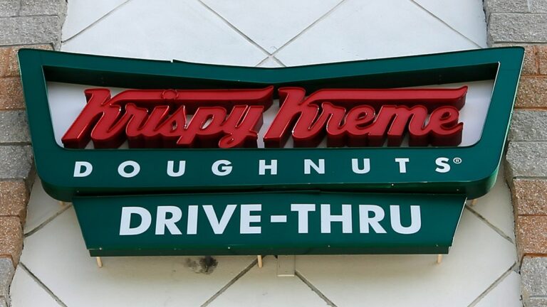 krispy-kreme-and-peanuts-unveil-festive-doughnut-collection
