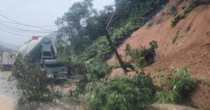 landslide-buries-bus-in-vietnam-killing-six-and-injuring-nineteen
