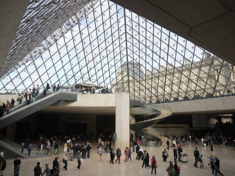 louvre-increases-ticket-prices-for-non-eu-visitors-starting-january