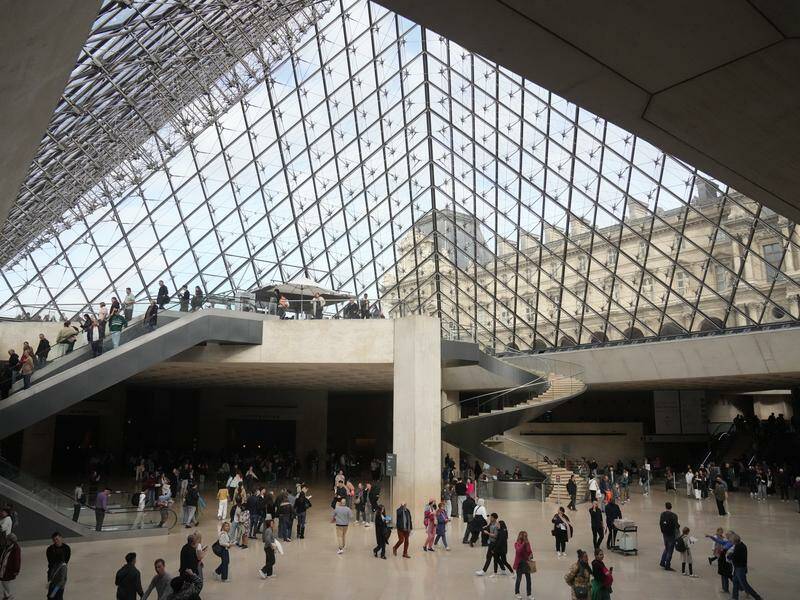 louvre-increases-ticket-prices-for-non-eu-visitors-starting-january