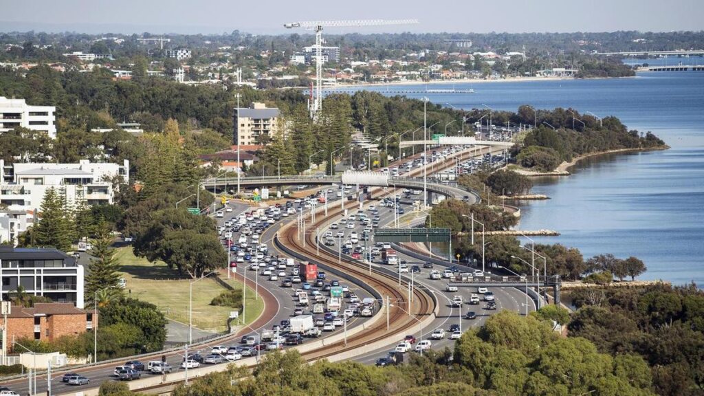 major-crash-on-kwinana-freeway-causes-traffic-nightmare-near-perth