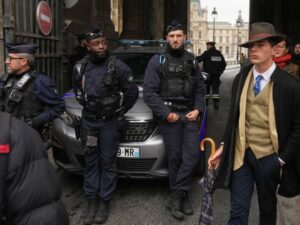 mystery-surrounds-fedora-man-after-louvre-heist-snapshot