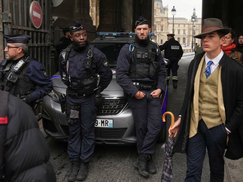 mystery-surrounds-fedora-man-after-louvre-heist-snapshot