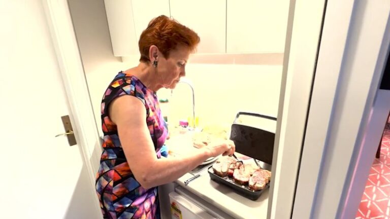 pauline-hanson-cooks-steak-for-barnaby-joyce-on-office-press