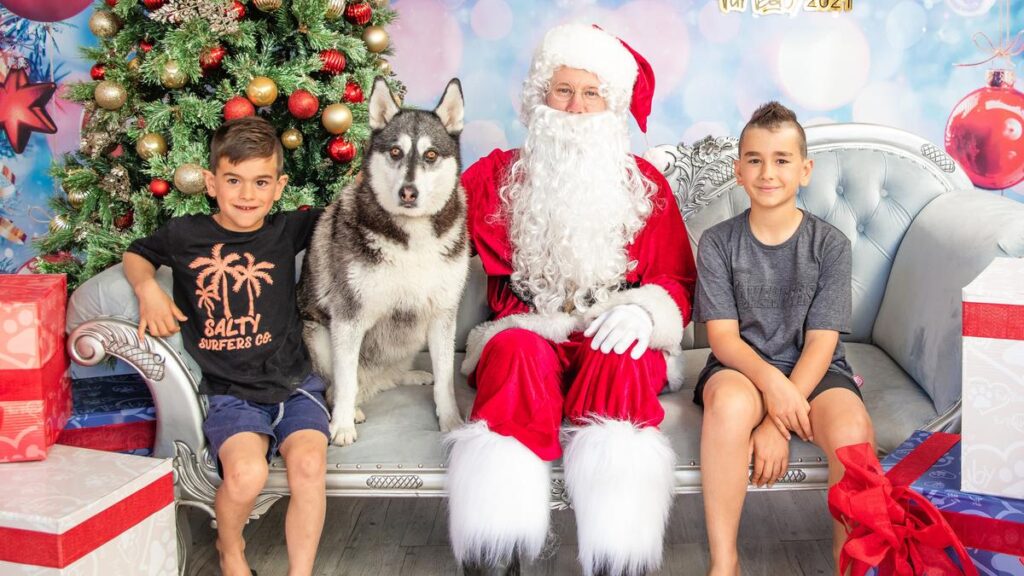 perth-families-embrace-santa-paws-photos-with-pets-this-year
