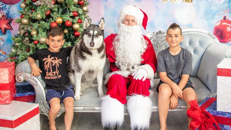 perth-families-embrace-santa-paws-photos-with-pets-this-year