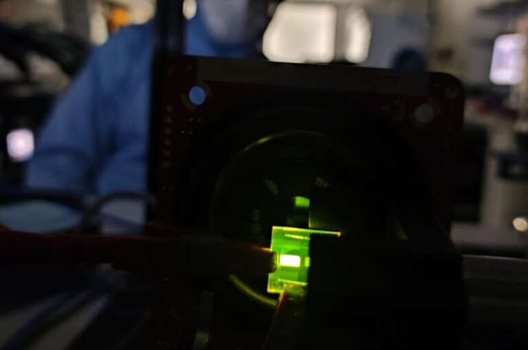 researchers-electrically-control-light-s-handedness-in-oleds