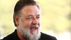 russell-crowe-defends-albanese-on-joe-rogan-s-podcast