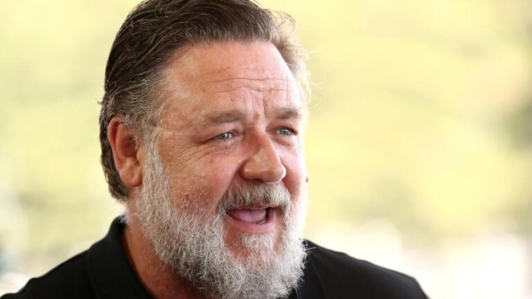russell-crowe-defends-albanese-on-joe-rogan-s-podcast