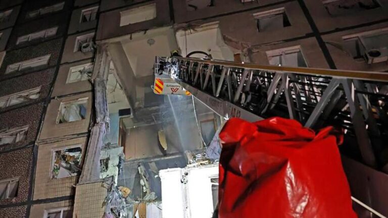 russian-strikes-hit-dnipro-apartment-block-four-dead-in-attack