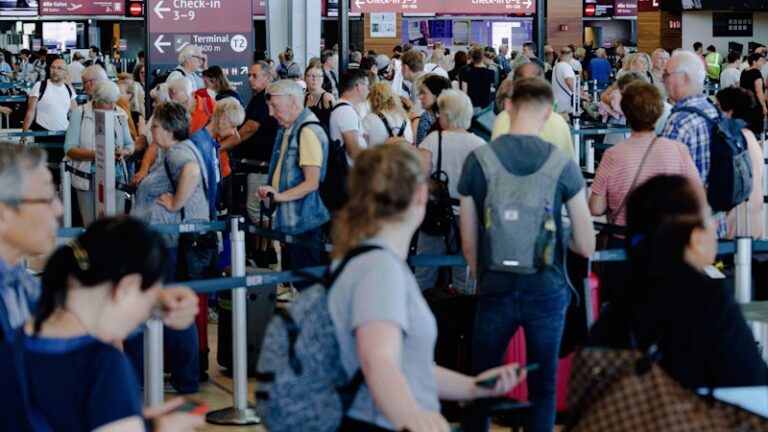 staffing-shortages-disrupt-thousands-of-us-flights-amid-shutdown