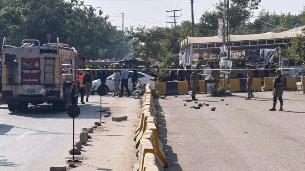 suicide-bomber-kills-12-near-islamabad-court-in-urgent-attack
