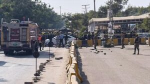 suicide-bomber-kills-12-near-islamabad-court-in-urgent-attack