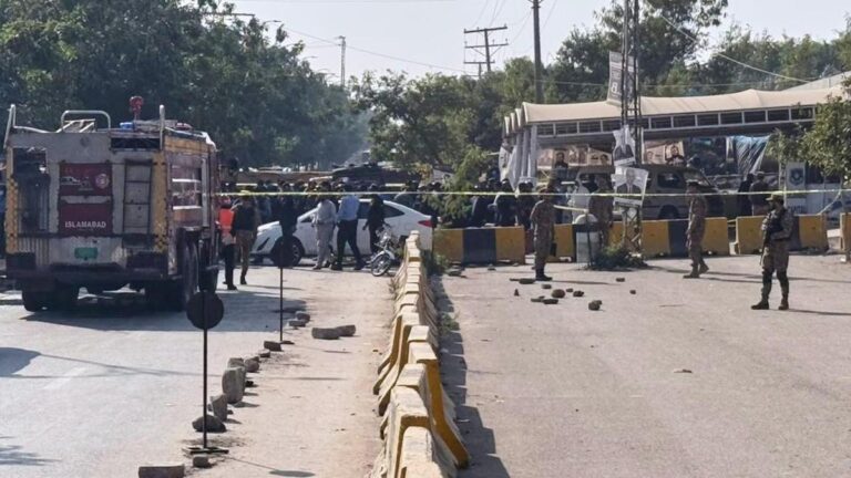 suicide-bomber-kills-12-near-islamabad-court-in-urgent-attack