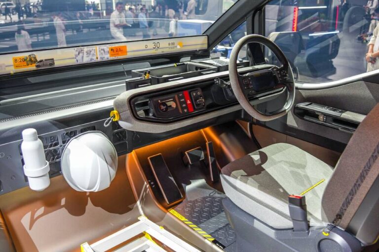 toyota-unveils-innovative-hiace-and-kayoibako-concepts-at-tokyo-motor-show