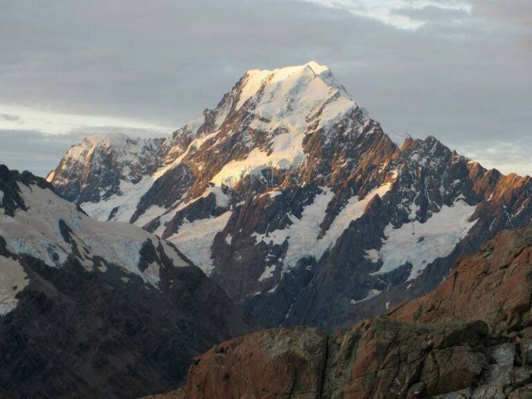 two-climbers-die-on-aoraki-new-zealand-s-highest-peak