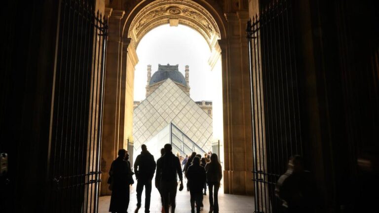 two-louvre-heist-suspects-linked-to-past-theft-investigation-expands