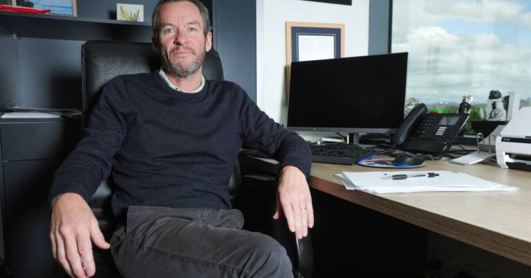 urgent-dr-john-stuchbery-fired-albury-wodonga-faces-surgery-crisis