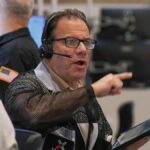 wall-street-plunges-as-tech-stocks-face-renewed-selling-pressure