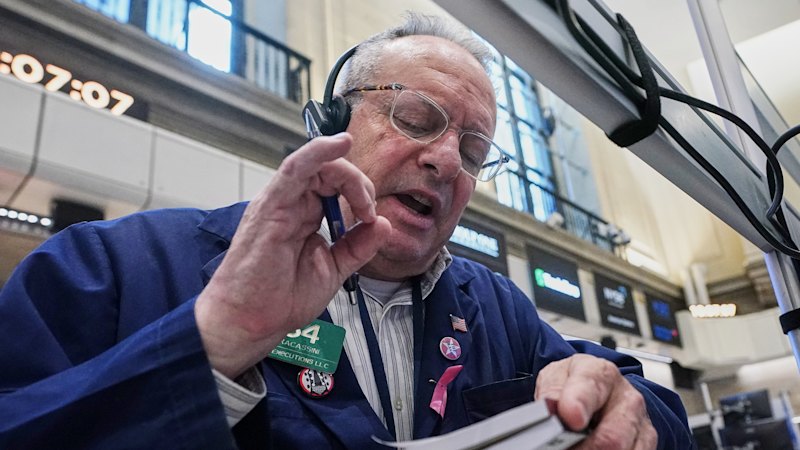 wall-street-volatility-bitcoin-plummets-fed-rate-cut-likely