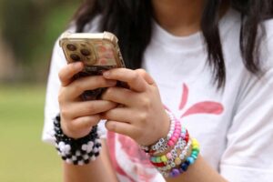 australia-moves-to-ban-social-media-for-under-16s-amid-health-concerns