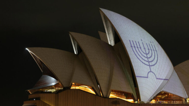 australians-mourn-victims-of-bondi-beach-antisemitic-attack