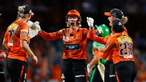 beth-mooney-leads-perth-scorchers-to-wbbl-final-with-stunning-76