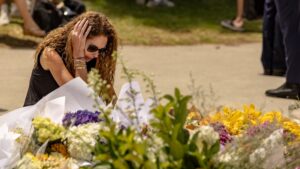 bondi-residents-unite-to-support-community-after-shooting-incident