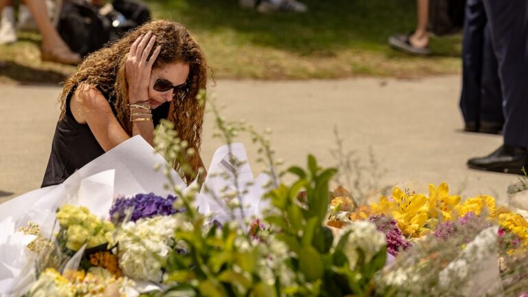 bondi-residents-unite-to-support-community-after-shooting-incident