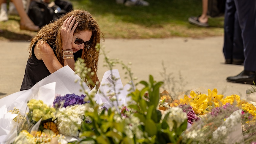 bondi-residents-unite-to-support-community-after-shooting-incident