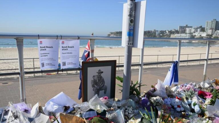 carols-unite-sydney-in-message-of-hope-after-bondi-tragedy