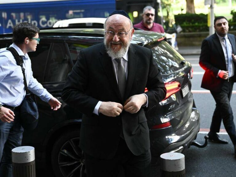 chief-rabbi-praises-courage-of-sydney-community-after-attack