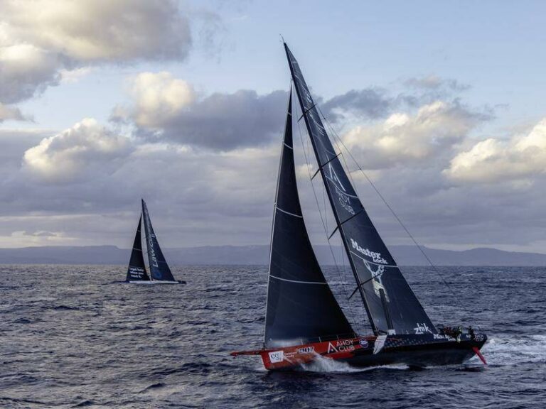 comanche-and-lawconnect-lead-in-challenging-sydney-to-hobart-race